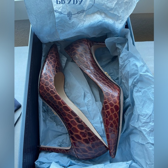 Prada Heels
Size 7.5
Brown pattern - Picture 4 of 6